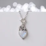 Colgante corazón con piedra luna natural