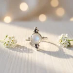 Anillo Alba con piedra luna natural y plata 950 hecho a mano - Pilar Segura Orfebre Chile