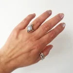Anillo artesanal Alba con piedra luna natural y pelotitas de plata 950 hecho a mano - Pilar Segura Orfebre Chile
