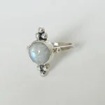 Anillo artesanal elegante con piedra luna natural en plata 950 libre de níquel Chile Pilar Segura