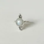 Anillo de plata 950 con piedra luna natural iridiscente y pelotitas artesanales Chile