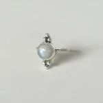 Anillo Alba artesanal con piedra luna y pelotitas de plata 950 hecho a mano Pilar Segura Orfebre