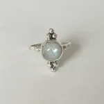 Anillo único artesanal con piedra luna natural y detalles de plata 950 - Pilar Segura Orfebre Chile