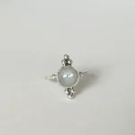 Joya artesanal femenina anillo con piedra luna natural en plata 950 hecha a mano Chile Pilar Segura