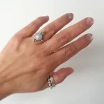 Anillo de piedra luna natural con pelotitas de plata 950 artesanal Chile - Pilar Segura Orfebre