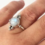 Anillo Alba hecho a mano en plata 950 con piedra luna natural iridiscente - Pilar Segura Orfebre