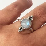 Anillo artesanal con piedra luna natural engarzada en plata 950 y detalles de pelotitas Chile