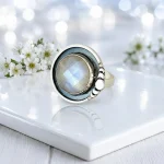 Anillo artesanal con piedra luna facetada, lunas y técnica envejecida plata 950 - Pilar Segura Orfebre Chile