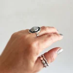 Anillo artesanal con piedra luna natural facetada en plata 950 técnica envejecida y lunas - Pilar Segura