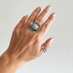 Anillo Entre Lunas hecho a mano en plata 950 envejecida con piedra luna natural facetada Chile