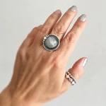 Anillo artesanal Entre Lunas con piedra luna natural facetada y plata 950 envejecida - Pilar Segura Orfebre Chile