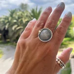 Anillo Entre Lunas con piedra luna facetada y técnica envejecida hecho a mano plata 950 Chile Pilar Segura