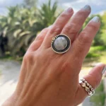 Anillo con piedra luna natural facetada en marco de plata 950 envejecida artesanal - Pilar Segura Orfebre