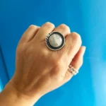 Anillo artesanal elegante Entre Lunas con piedra luna natural facetada plata 950 envejecida Chile