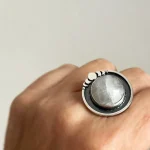 Anillo de plata 950 envejecida con piedra luna facetada y detalles de lunas hecho a mano Chile