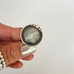 Anillo Entre Lunas artesanal con piedra luna facetada y plata 950 envejecida Pilar Segura Orfebre Chile