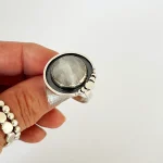 Anillo con piedra luna natural facetada y lunas en plata 950 técnica envejecida artesanal Chile
