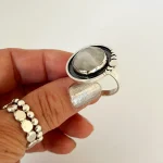 Joya artesanal femenina anillo con piedra luna natural facetada en plata 950 envejecida - Pilar Segura Orfebre