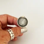 Anillo artesanal único Entre Lunas con piedra luna facetada y plata 950 envejecida Chile