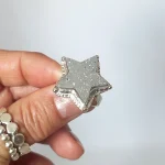 Anillo artesanal con ágata natural en forma de estrella engarzada en plata 950 - Pilar Segura Orfebre