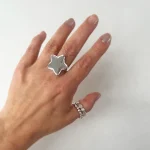 Anillo statement artesanal con ágata natural estrella en plata 950 - Pilar Segura Orfebre Chile