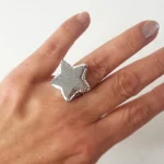 Anillo Estrella del Norte con ágata natural brillante y plata 950 hecho a mano Pilar Segura Orfebre