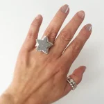 Anillo único artesanal estrella con ágata natural y marco dentado de plata 950 Chile