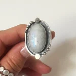 Anillo de plata 950 envejecida con piedra luna natural iridiscente hecho a mano Chile Pilar Segura