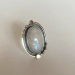 Anillo artesanal con piedra luna natural en plata 950 técnica envejecida y pelotitas - Pilar Segura Orfebre