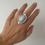 Anillo Halo Lunar hecho a mano en plata 950 envejecida con piedra luna natural Chile