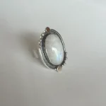 Anillo artesanal Halo Lunar con piedra luna natural y plata 950 envejecida hecho a mano - Pilar Segura Orfebre Chile