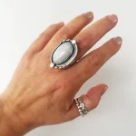 Anillo Halo Lunar con piedra luna natural iridiscente y plata envejecida hecho a mano Chile Pilar Segura