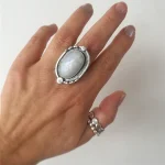 Anillo con piedra luna natural en marco de plata 950 envejecida artesanal - Pilar Segura Orfebre Chile