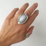 Anillo artesanal elegante Halo Lunar con piedra luna natural plata 950 libre de níquel Chile