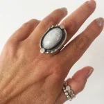 Anillo de plata 950 envejecida con piedra luna natural y pelotitas artesanales hecho a mano Chile
