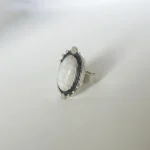 Anillo Halo Lunar artesanal con piedra luna y plata 950 envejecida Pilar Segura Orfebre Chile