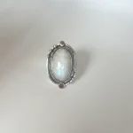 Anillo con piedra luna natural engarzada en plata 950 con técnica envejecida artesanal Chile