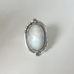 Joya artesanal femenina anillo con piedra luna natural en plata 950 envejecida - Pilar Segura Orfebre Chile