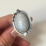 Anillo artesanal único Halo Lunar con piedra luna natural y plata 950 envejecida Chile