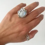 Joya artesanal femenina anillo con piedra luna y cristal Swarovski en plata 950 - Pilar Segura Orfebre
