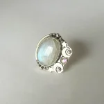 Anillo artesanal único Lunaria con piedra luna natural y detalles de plata 950 hecho a mano Chile