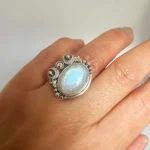 Anillo artesanal con piedra luna natural iridiscente y Swarovski certificado en plata 950 - Pilar Segura