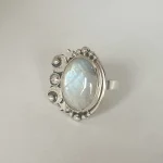 Anillo Lunaria hecho a mano en plata 950 con piedra luna natural, lunas y estrellas caladas Chile