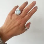 Anillo artesanal con piedra luna natural, lunas caladas y Swarovski en plata 950 Chile Pilar Segura