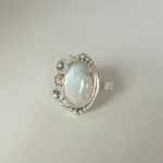 Anillo Lunaria con piedra luna natural iridiscente y detalles de lunas en plata 950 - Pilar Segura Orfebre
