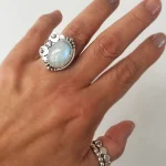 Anillo con piedra luna natural y cristal Swarovski en plata 950 libre de níquel Chile Pilar Segura