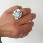 Anillo Lunaria artesanal con piedra luna iridiscente y Swarovski plata 950 Pilar Segura Orfebre Chile