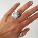 Anillo con piedra luna natural y lunas estrellas caladas en plata 950 artesanal Chile Pilar Segura