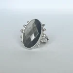 Anillo de plata 950 con obsidiana plateada natural facetada hecho a mano Chile Pilar Segura Orfebre