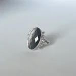 Anillo artesanal con obsidiana plateada facetada engarzada en plata 950 y pelotitas - Pilar Segura Orfebre
